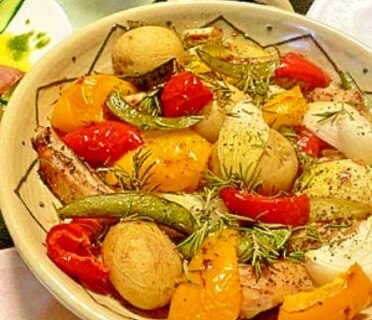 オーブンで焼くだけ簡単！鶏手羽肉と野菜のハーブ焼き